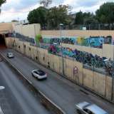 Le pareti del passaggio pedonale che costeggia l'intero sottovia sono infatti un susseguirsi spettacolare di firme creative...